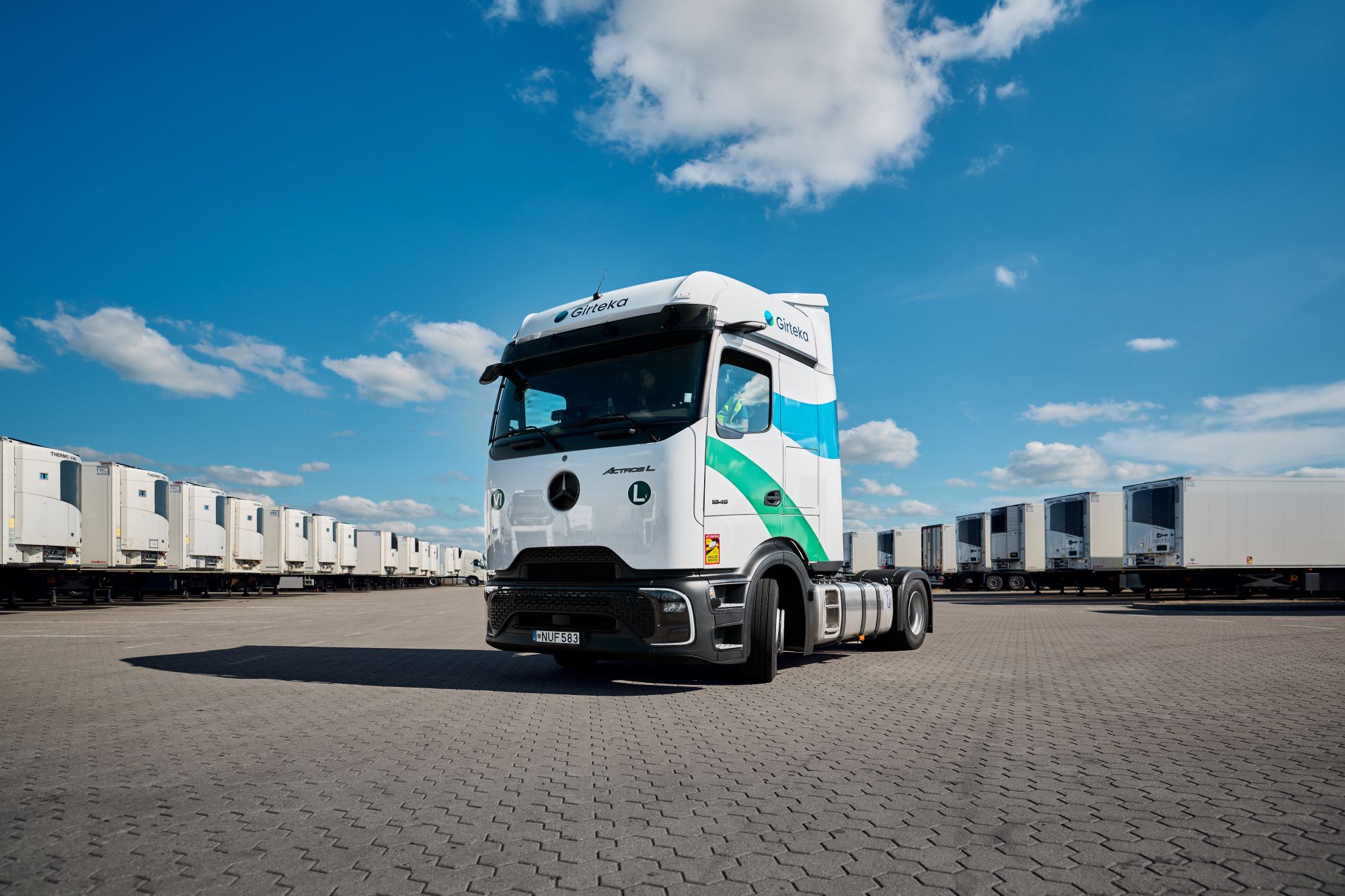 Girteka orders 900 Mercedes-Benz Actros L ProCabin trucks